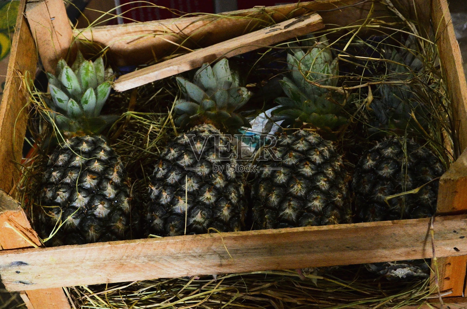 木箱中的菠萝（Ananas comosus）照片摄影图片