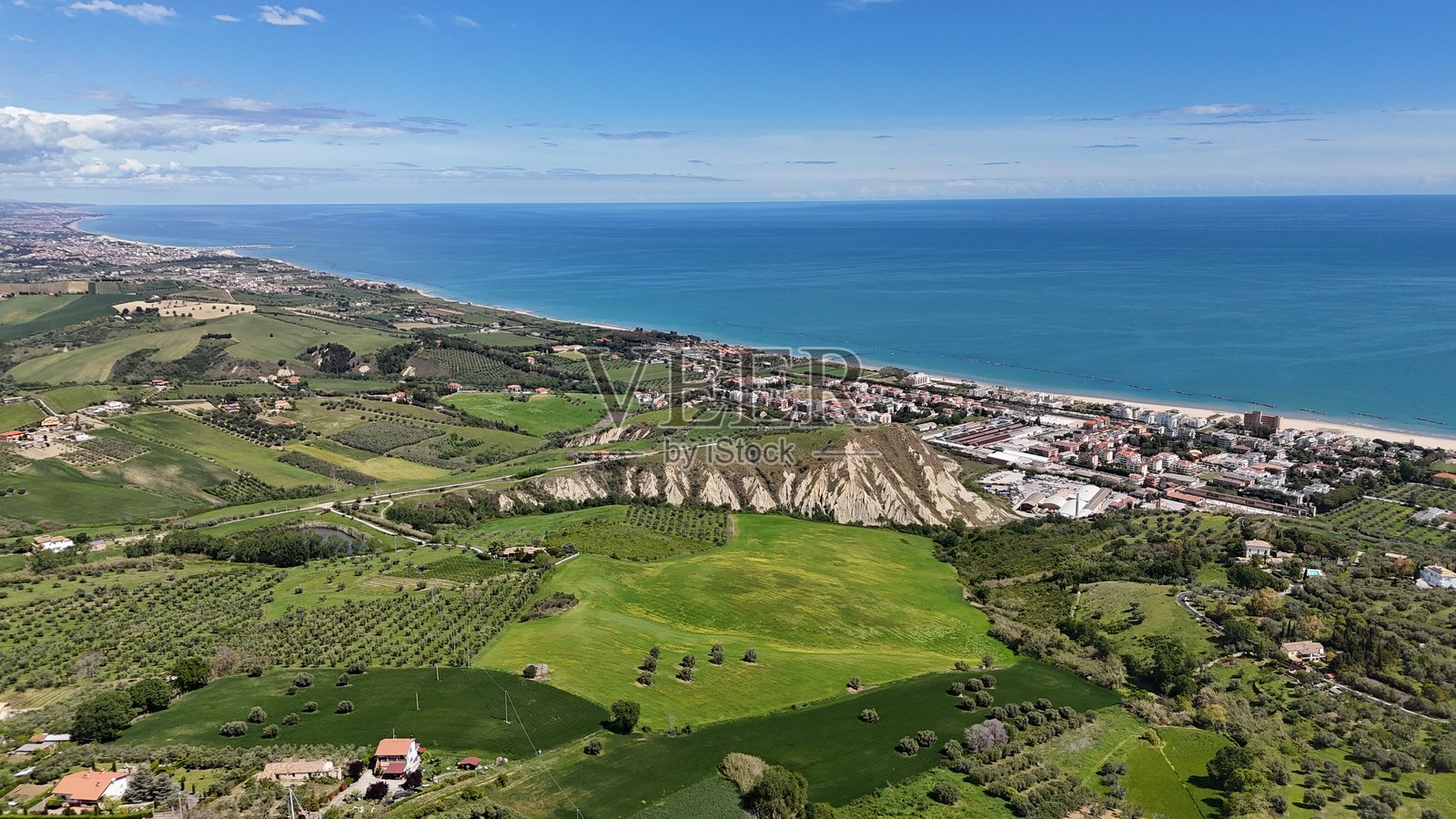 亚得里亚海的鸟瞰图，建筑和田野。风景如画。照片摄影图片