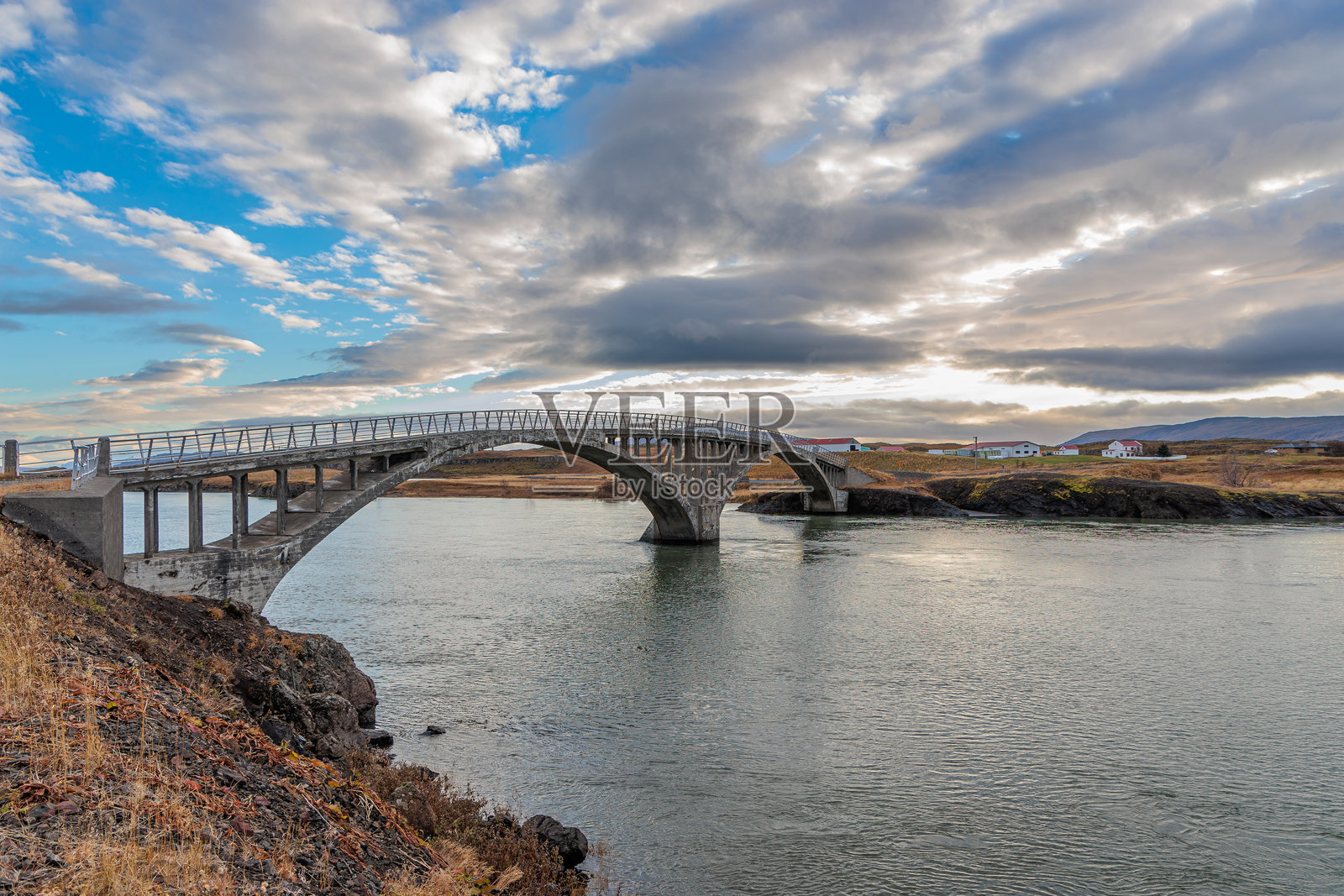 冰岛西海岸的Hvita河上的桥照片摄影图片