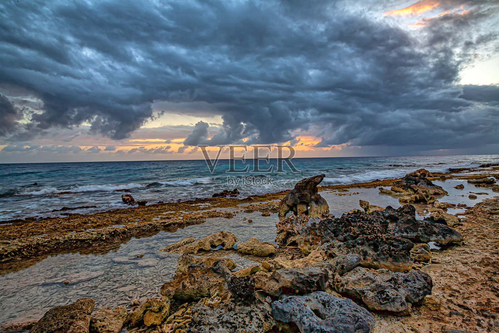 洪都拉斯罗阿坦海岸的日出照片摄影图片