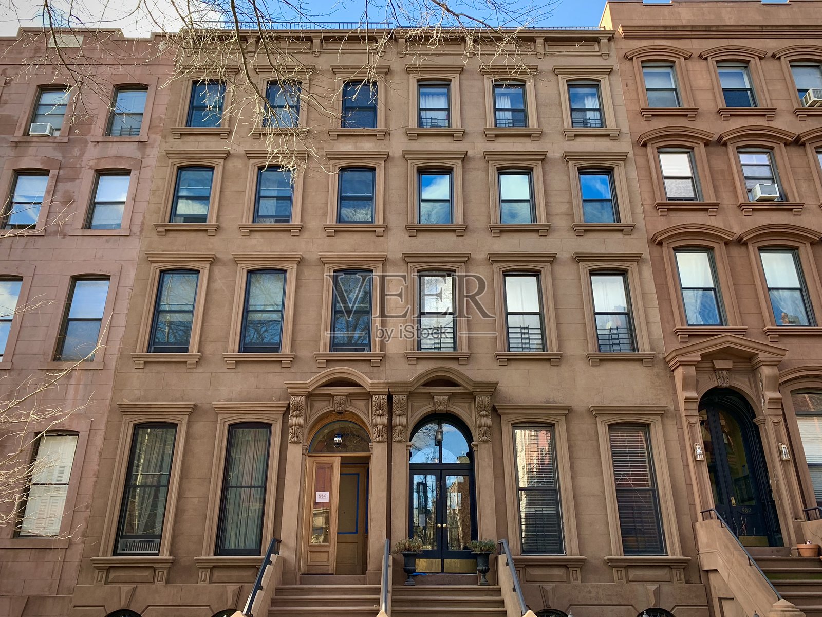 历史悠久的棕色石砌排屋，窗户反射着光线（纽约布鲁克林，美国）照片摄影图片