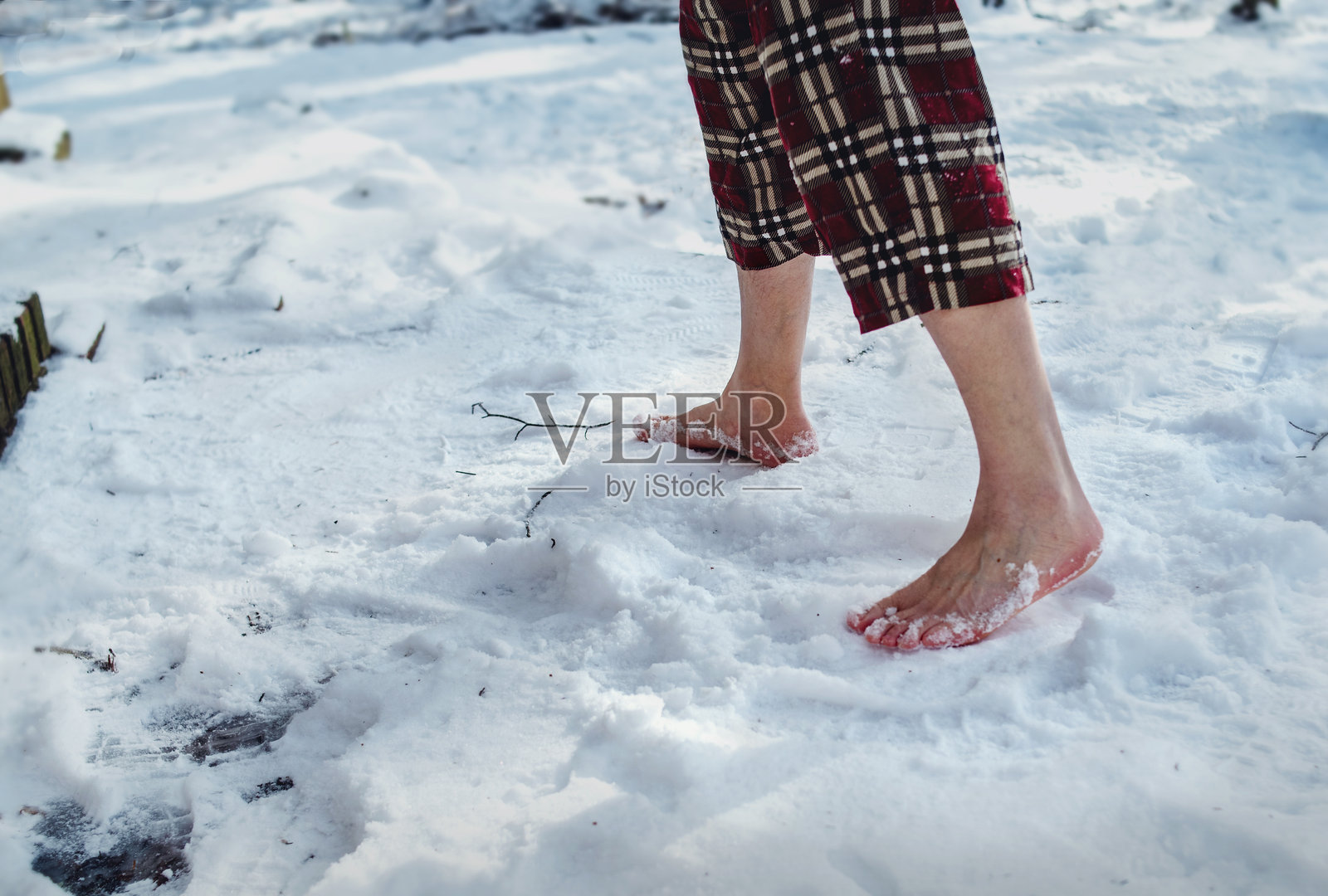 冬季雪地中的接地练习。赤脚的成熟男性在宾夕法尼亚郊区与自然连接。照片摄影图片