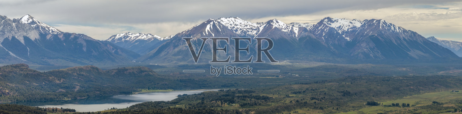 莱萨马湖和山脉的鸟瞰图。阿根廷巴塔哥尼亚，丘布特省。照片摄影图片