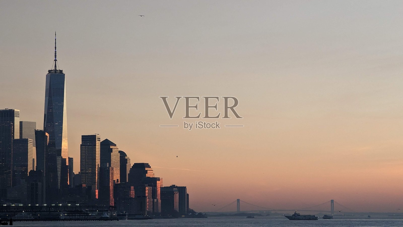 黄昏的威严：黄昏时分的纽约市天际线与哈德逊河照片摄影图片