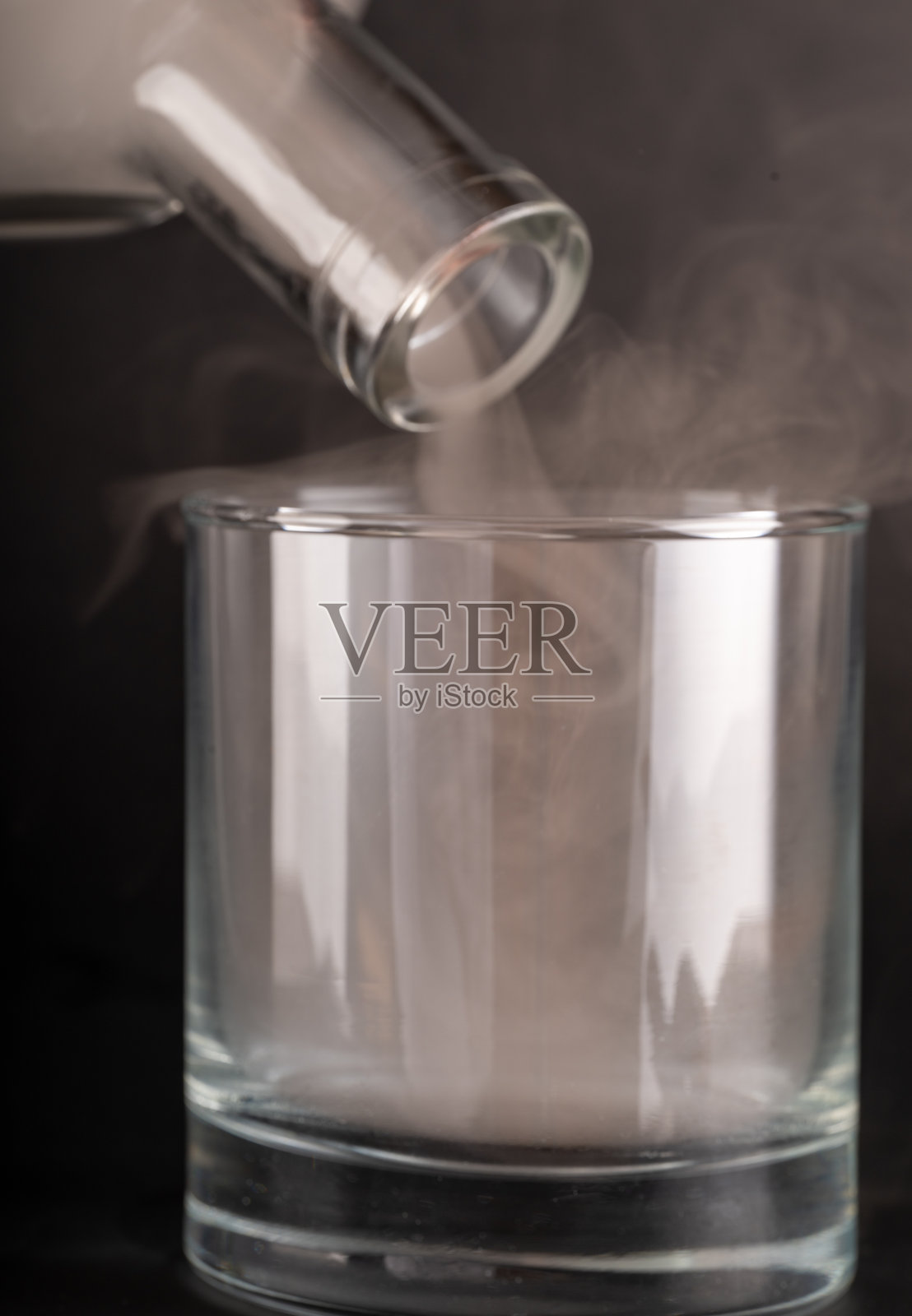 蒸汽流入玻璃杯照片摄影图片