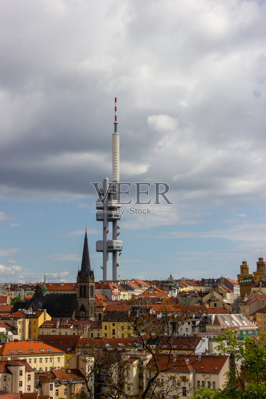 阳光明媚的布拉格壮丽景色，远眺电视塔和教堂照片摄影图片