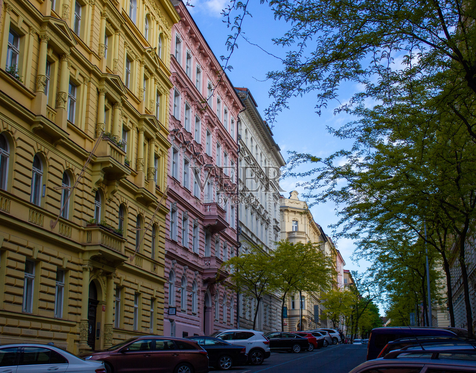 布拉格美丽的街道与五彩斑斓的房屋照片摄影图片