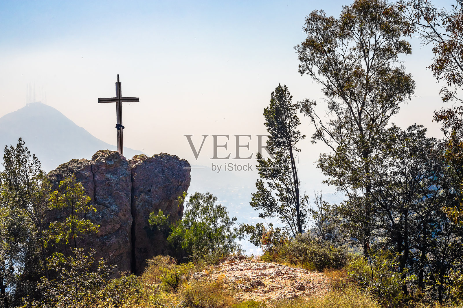 墨西哥州瓜达卢佩山脉上的岩石上有基督教天主教十字架照片摄影图片