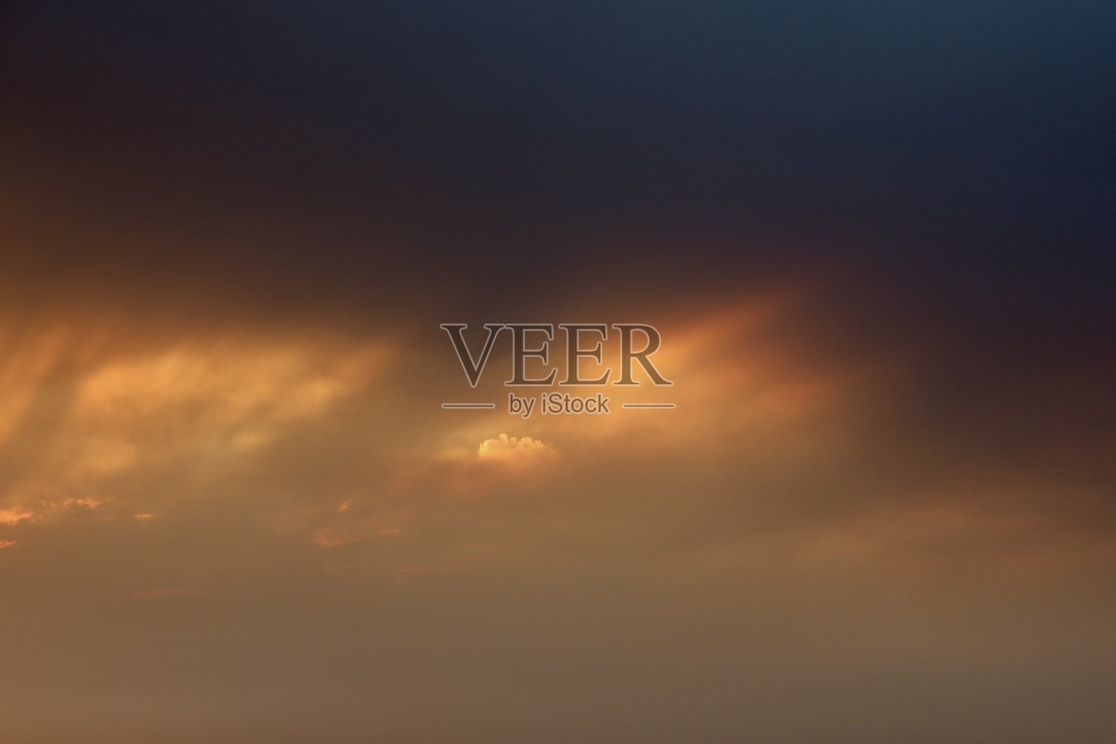 墨尔本上空的戏剧性云彩与阳光射线照片摄影图片