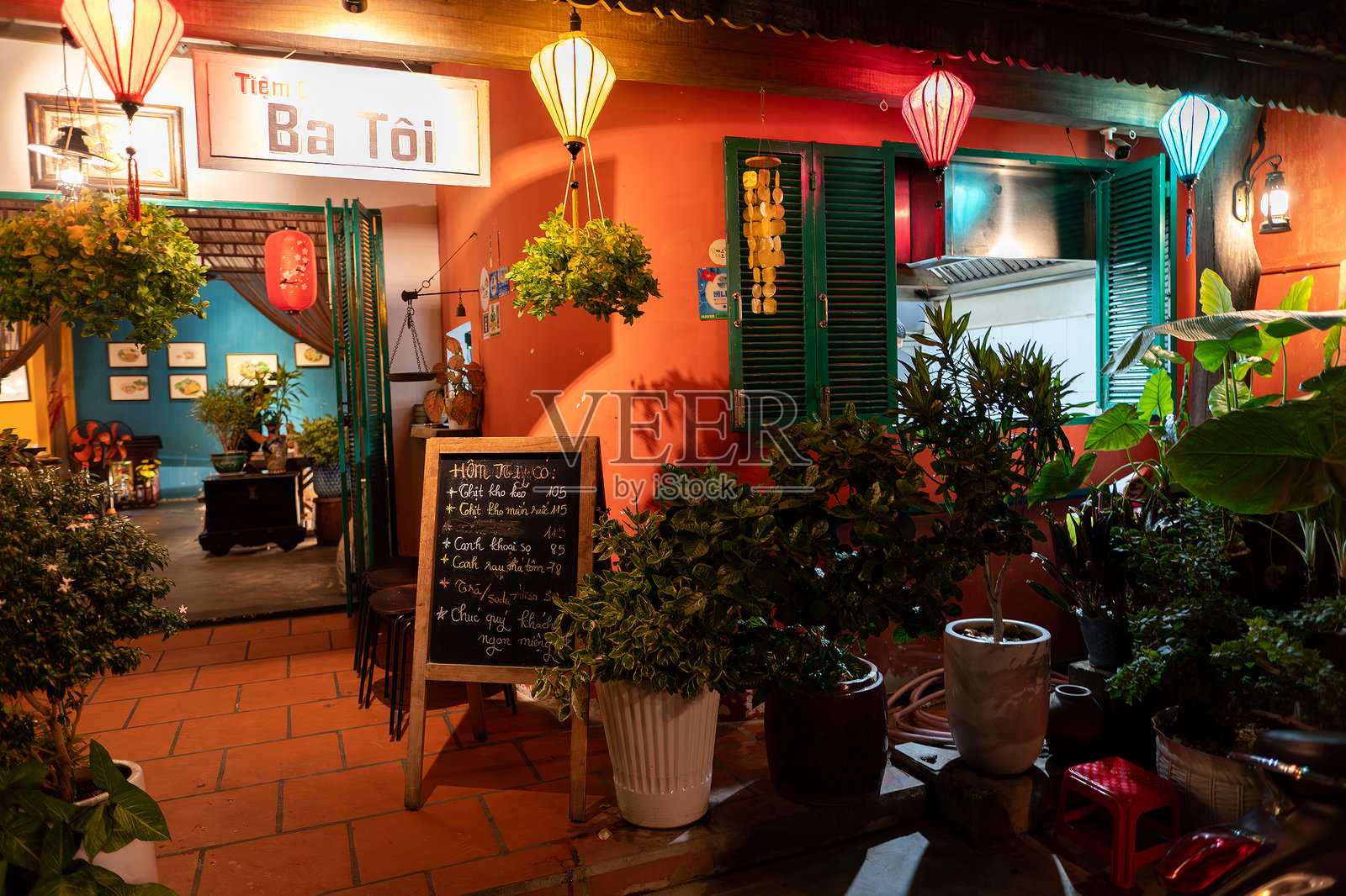 芽庄的巴托伊餐厅夜景照片。照片摄影图片