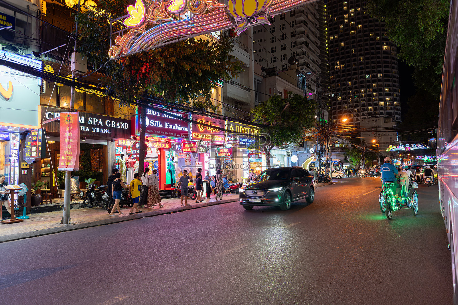 越南芽庄的一条街道。照片摄影图片