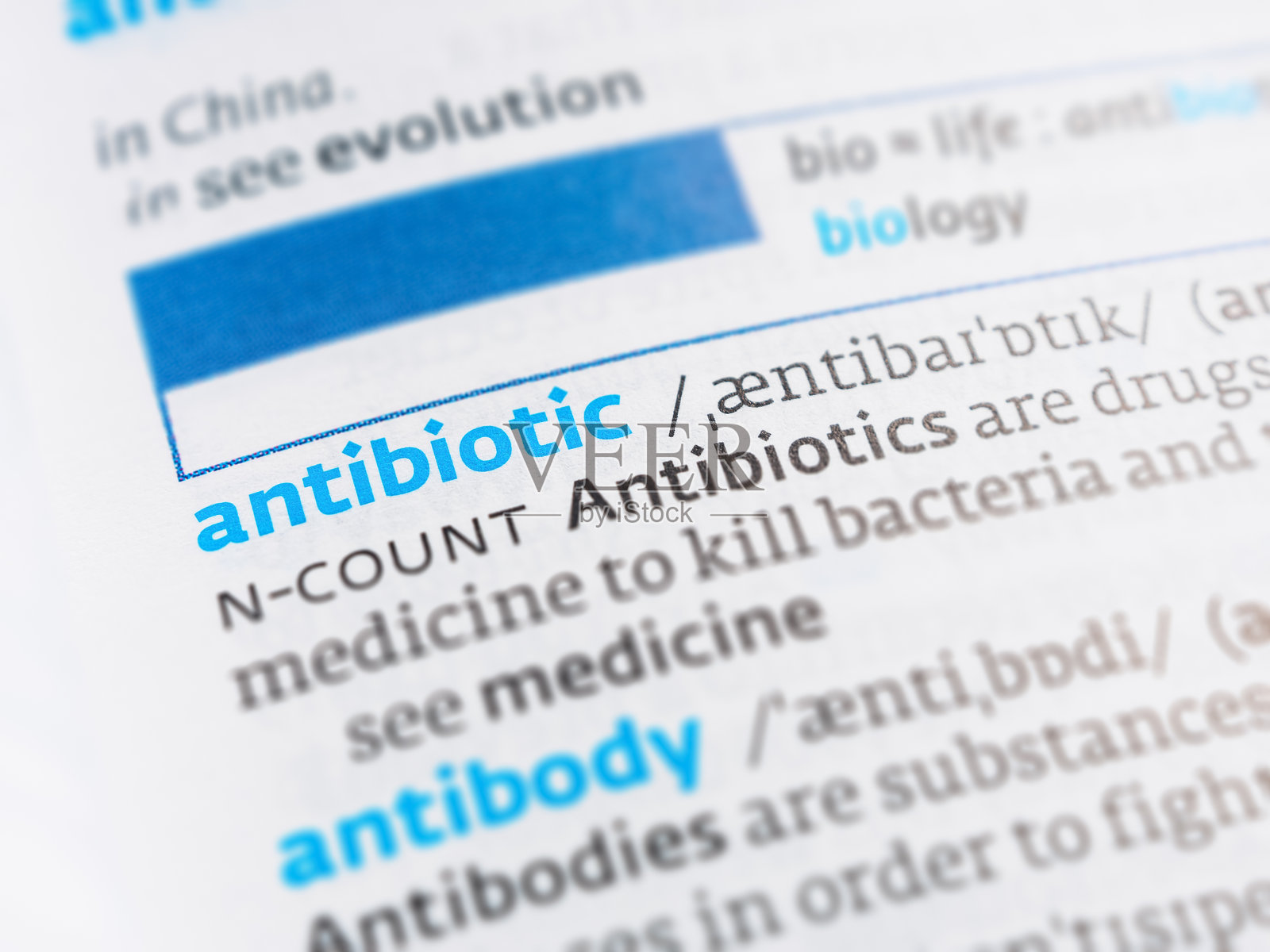 字典中突出显示的“抗生素”一词。特写镜头展示该术语的定义。医学概念。照片摄影图片