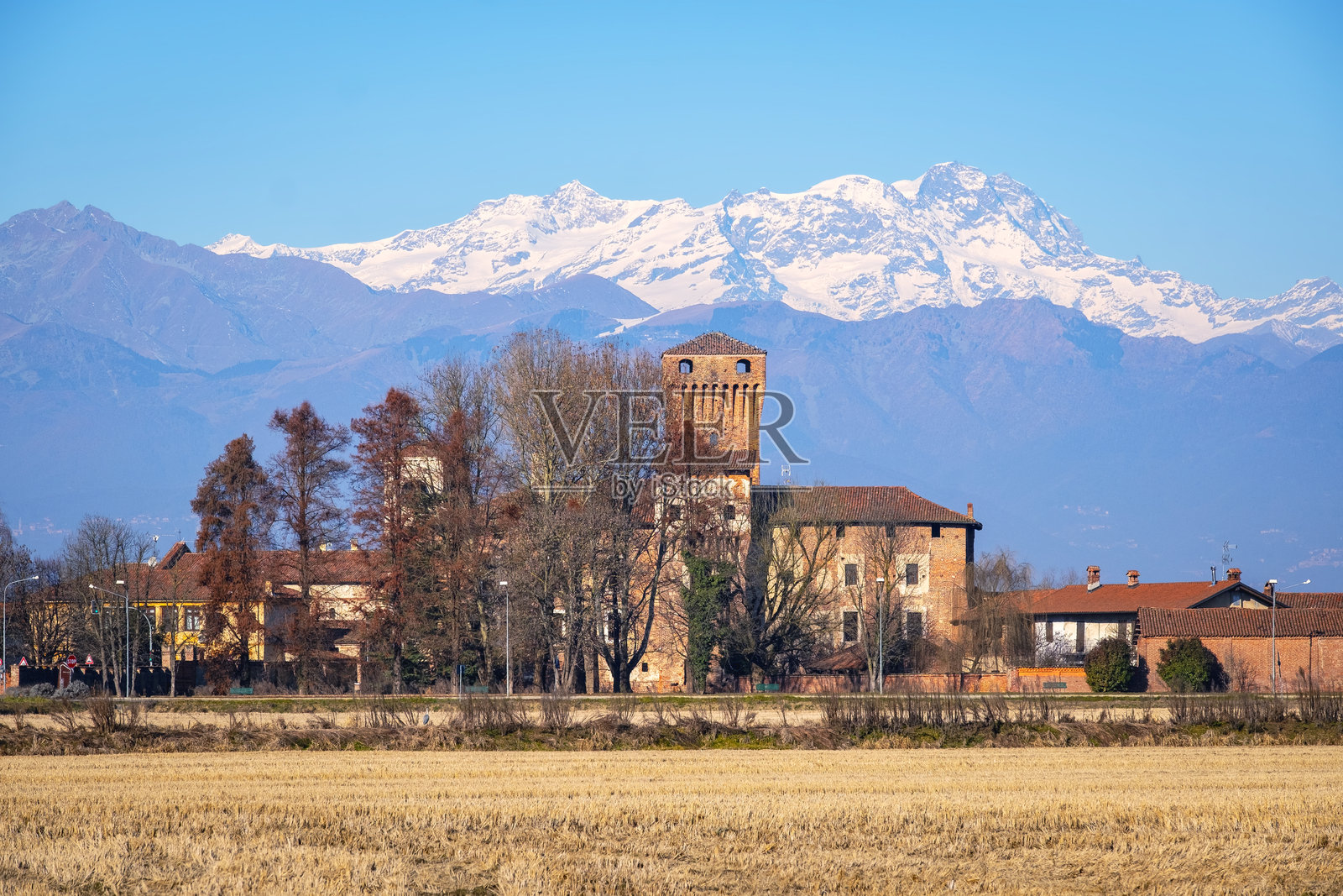 波河谷村庄，冬季。彩色图片照片摄影图片