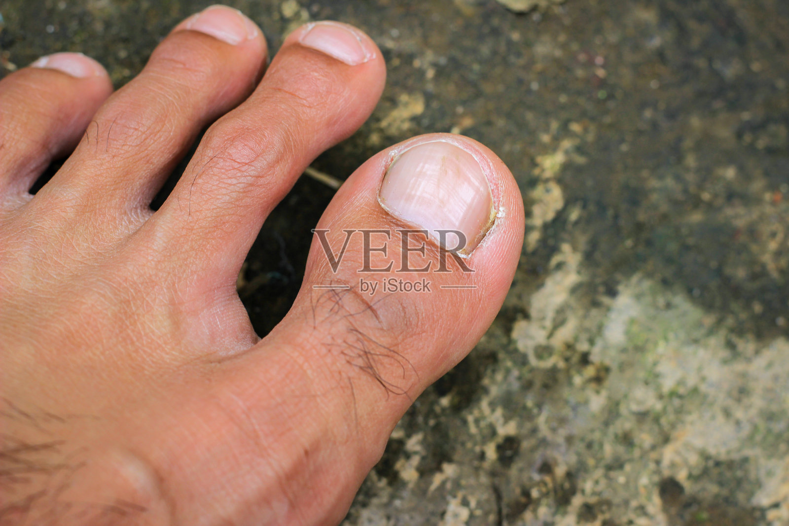 脚放在地板上照片摄影图片