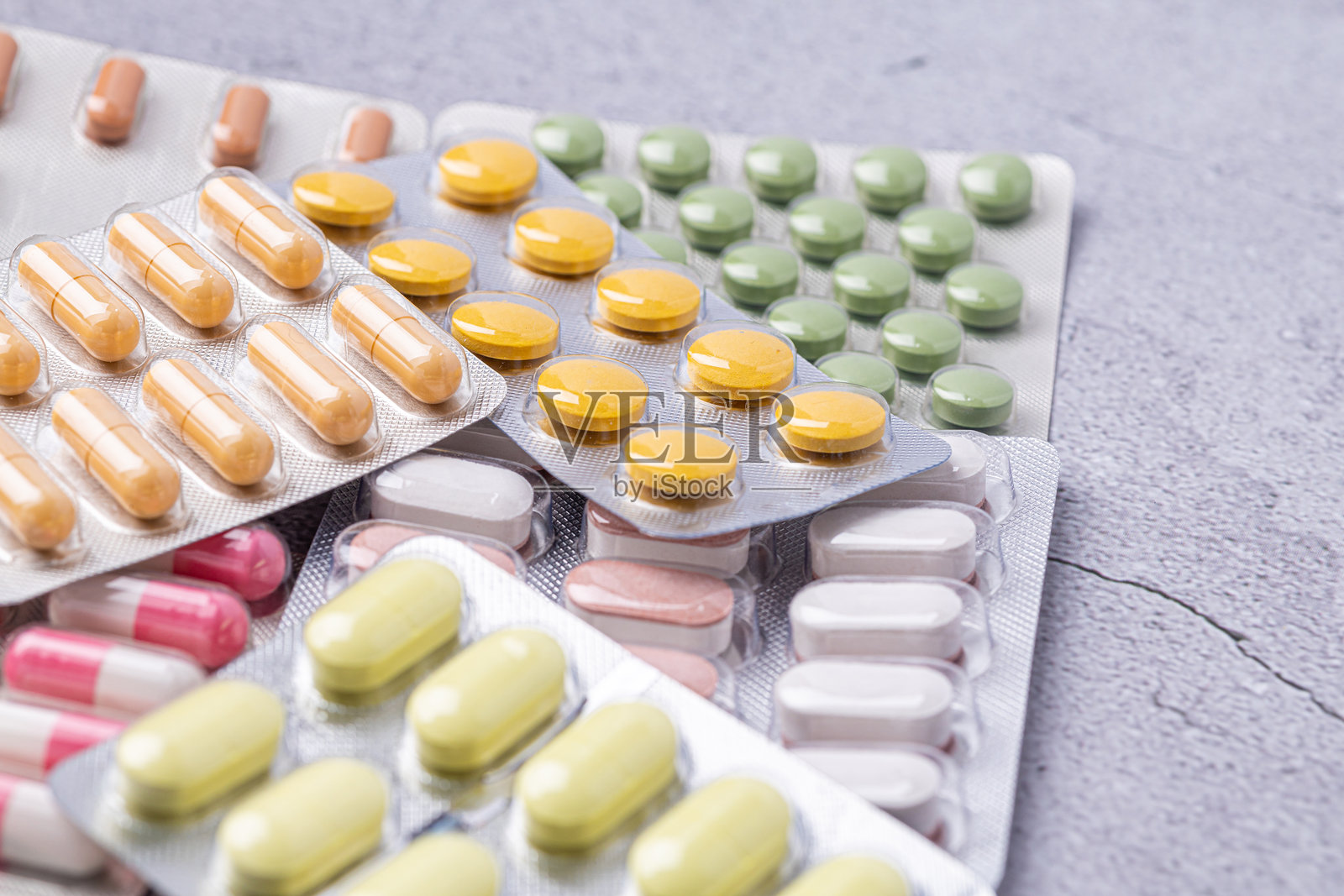 各种药物和药品。医学和医疗保健概念。处方药和治疗各种疾病的药物化学。照片摄影图片