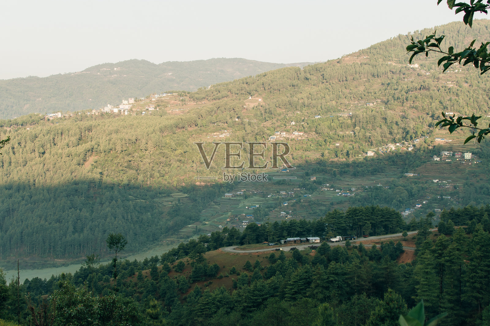 尼泊尔的梯田农业。在喜马拉雅山安娜普尔纳环线徒步旅行期间，位于梯田山丘上的村庄，安娜普尔纳保护区，尼泊尔。稻田。农业概念照片摄影图片