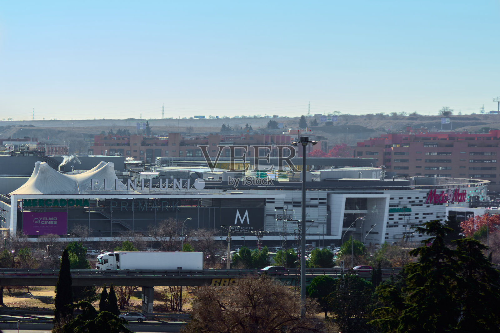 繁忙的购物中心，拥有知名品牌照片摄影图片