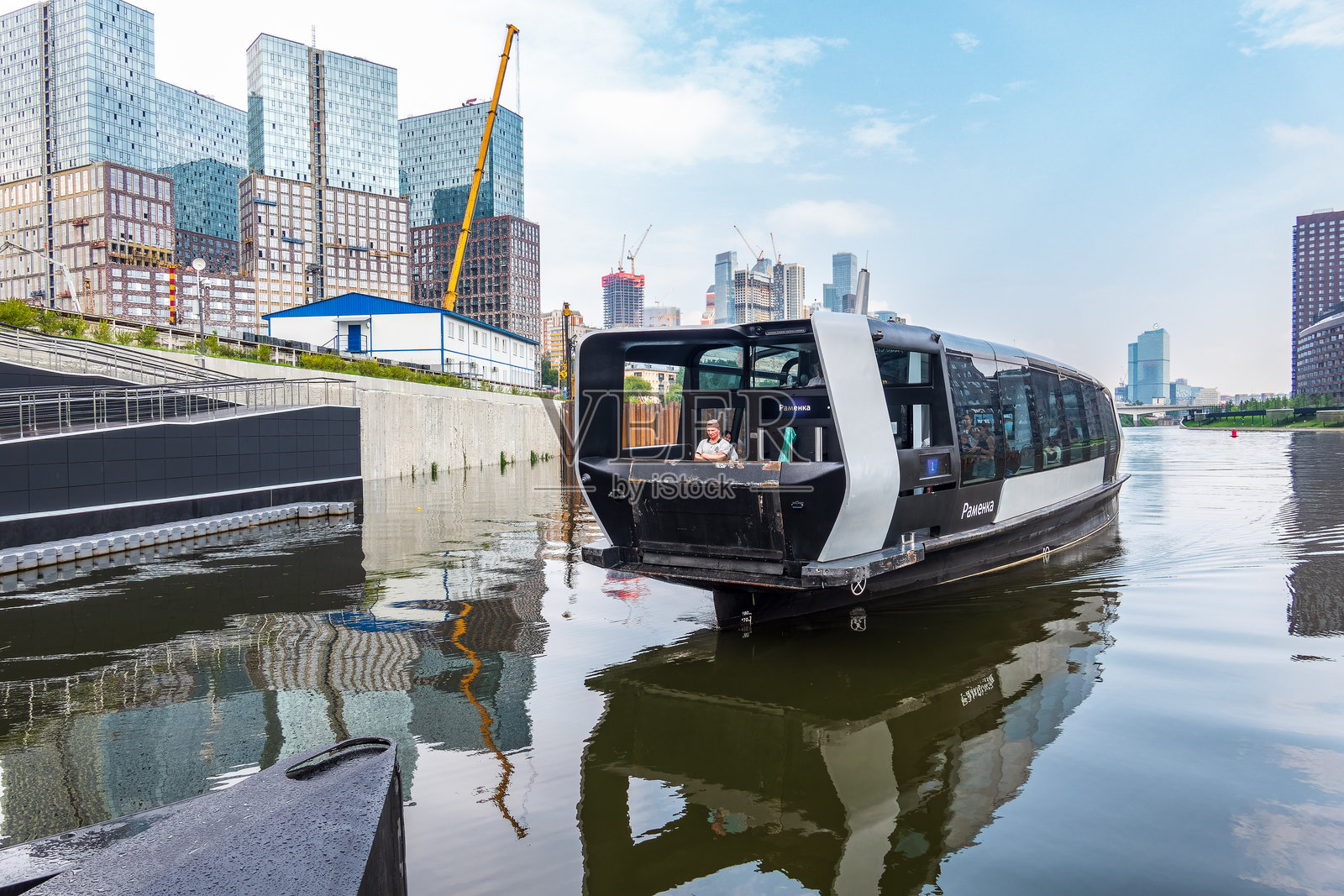现代环保交通:未来派的河流电车沿莫斯科河行驶。照片摄影图片