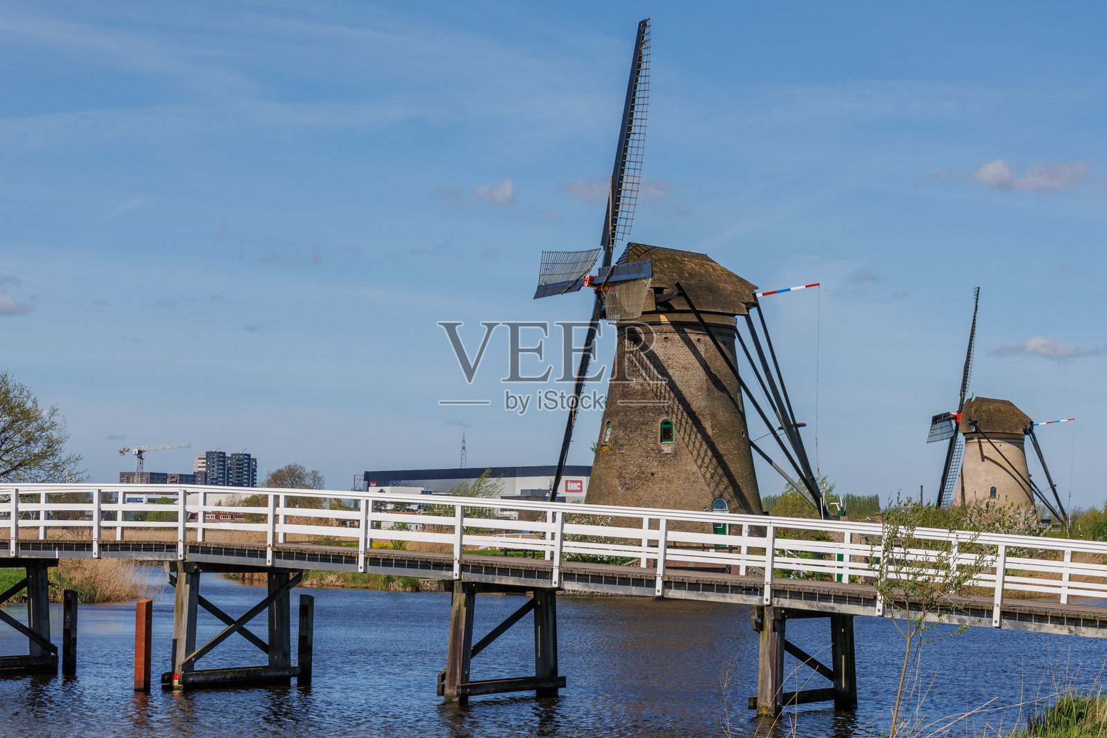 荷兰金德代克的风车在春季的景象照片摄影图片