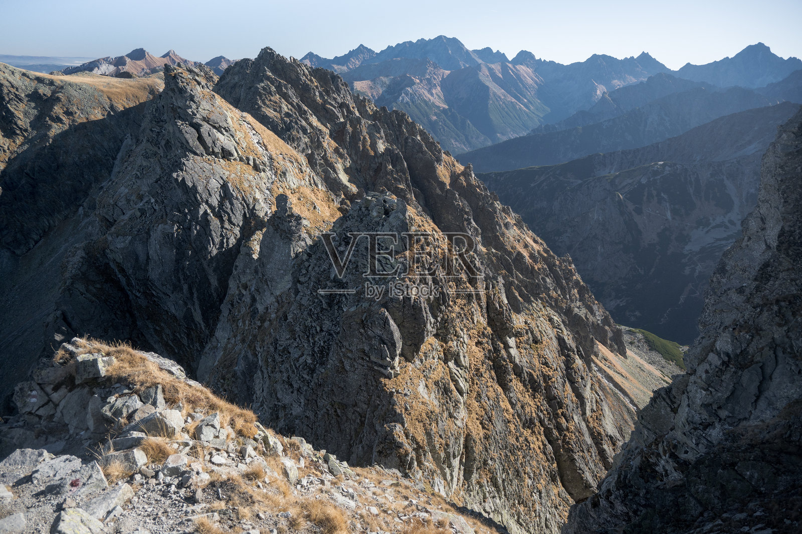高塔特拉山脉的风景。波兰最困难的高山小径，鹰嘴岩。照片摄影图片