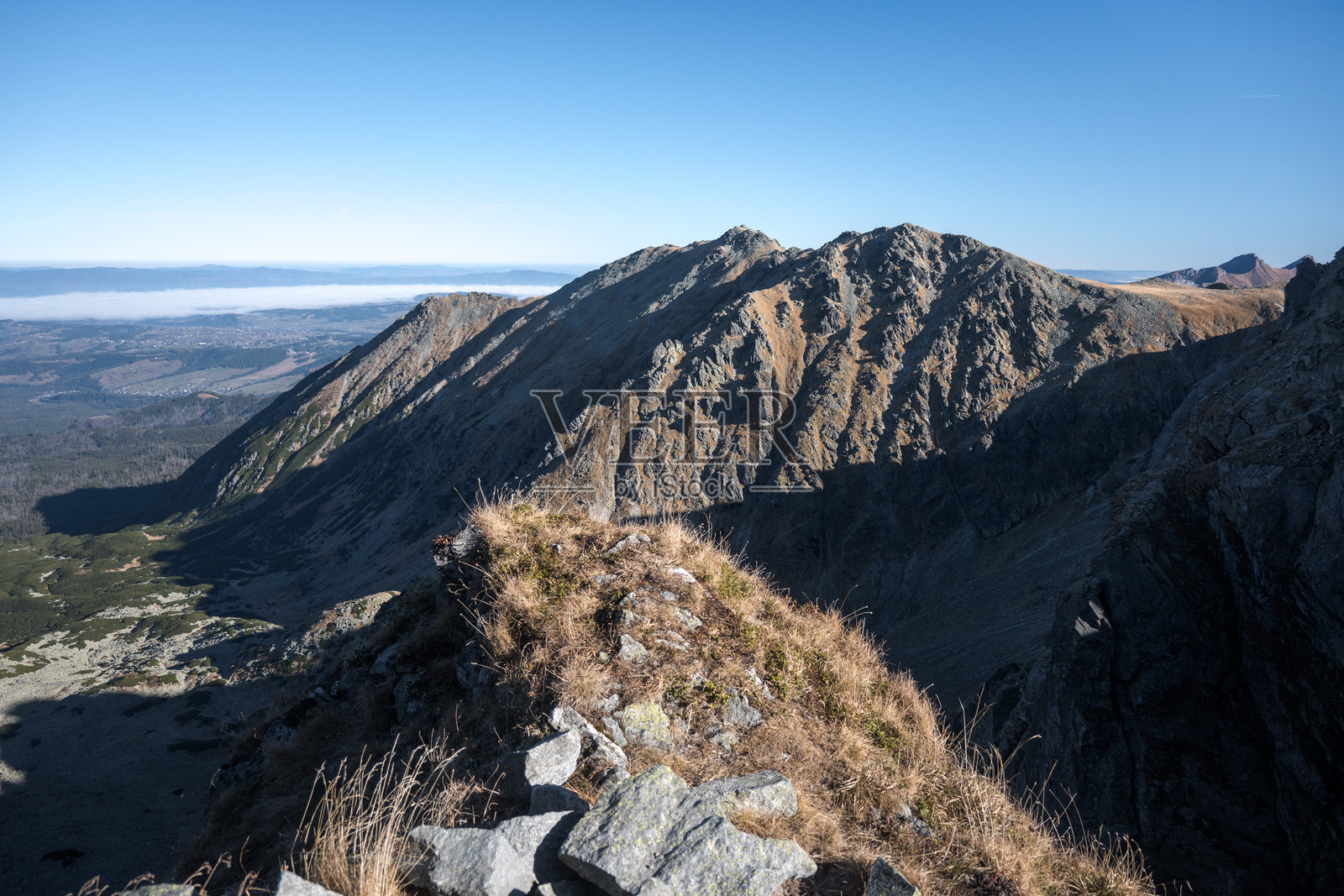 高塔特拉山脉的风景。波兰最困难的高山小径，鹰嘴岩。照片摄影图片