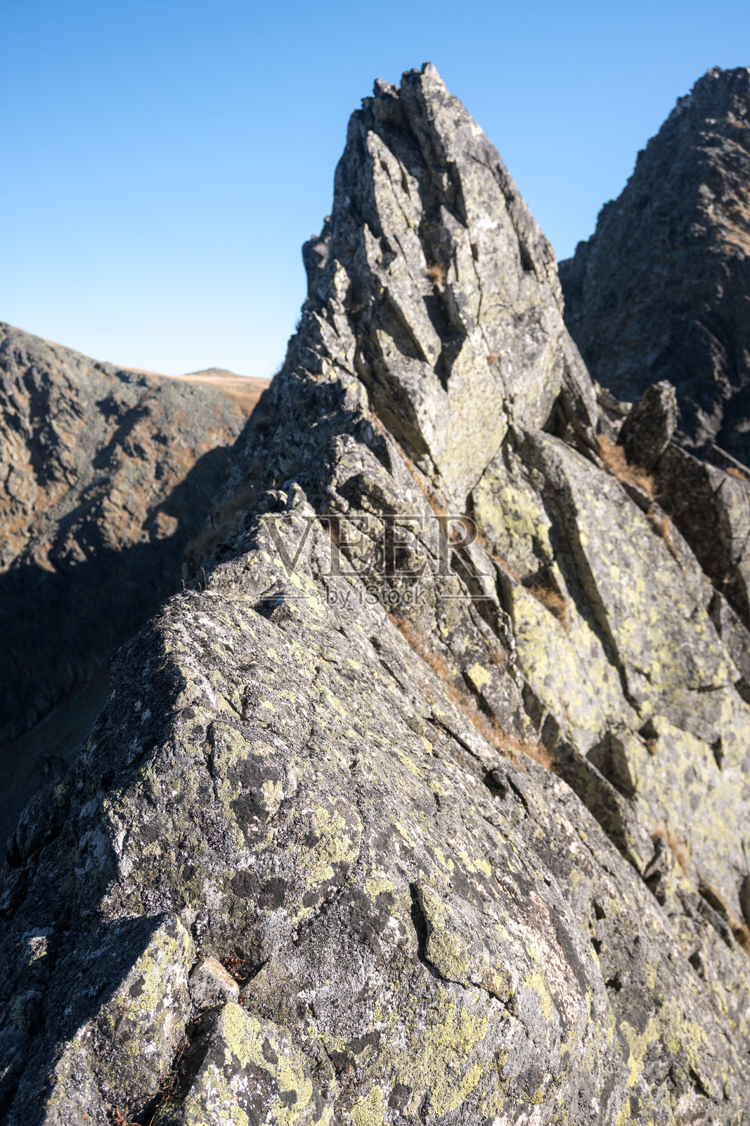 高塔特拉山脉的风景。波兰最困难的高山小径，鹰嘴岩。照片摄影图片