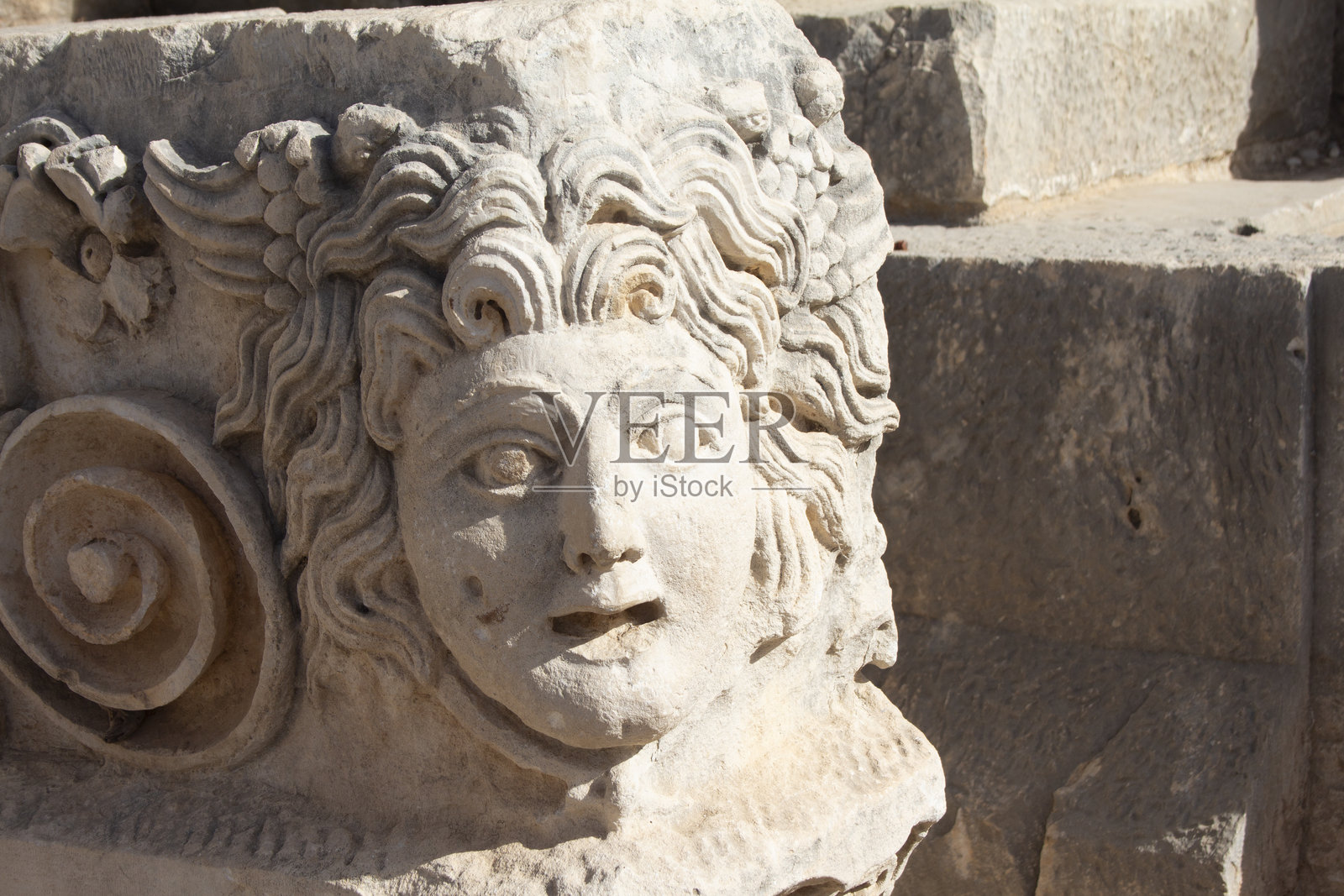 古代吕基亚城市米拉的美杜莎石雕照片摄影图片