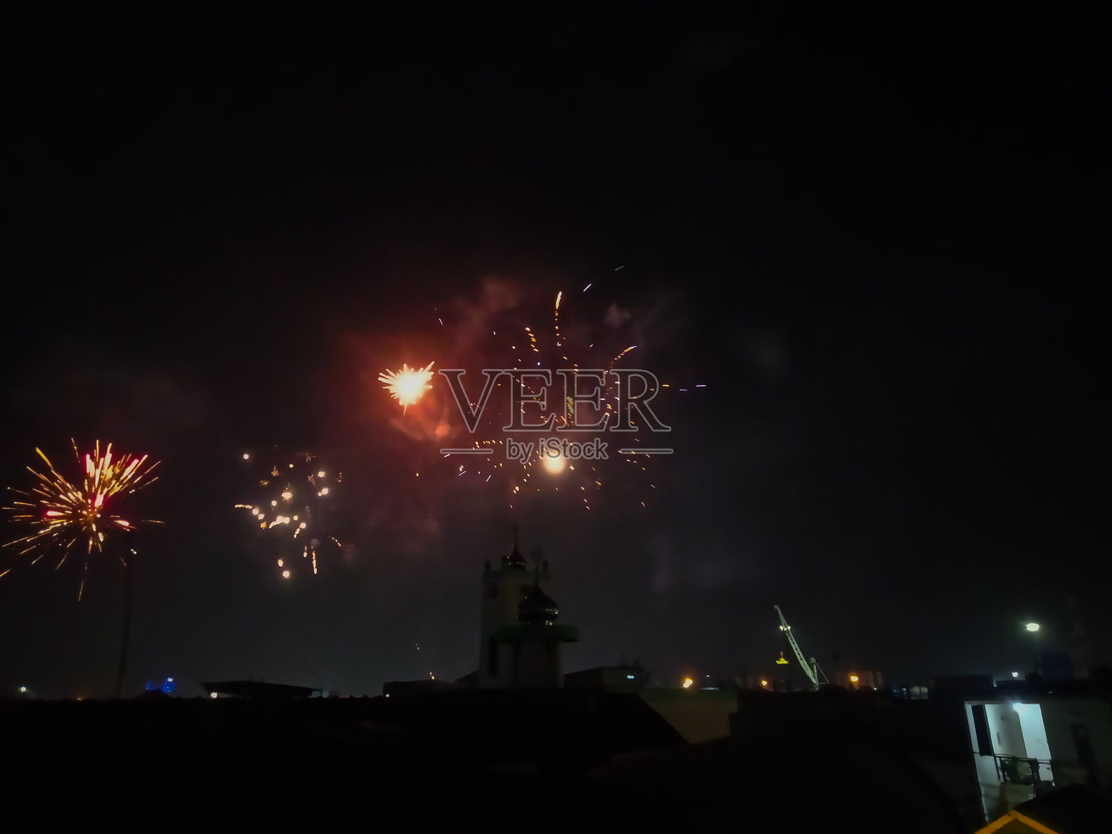 夜晚住宅区上空的烟花照片照片摄影图片