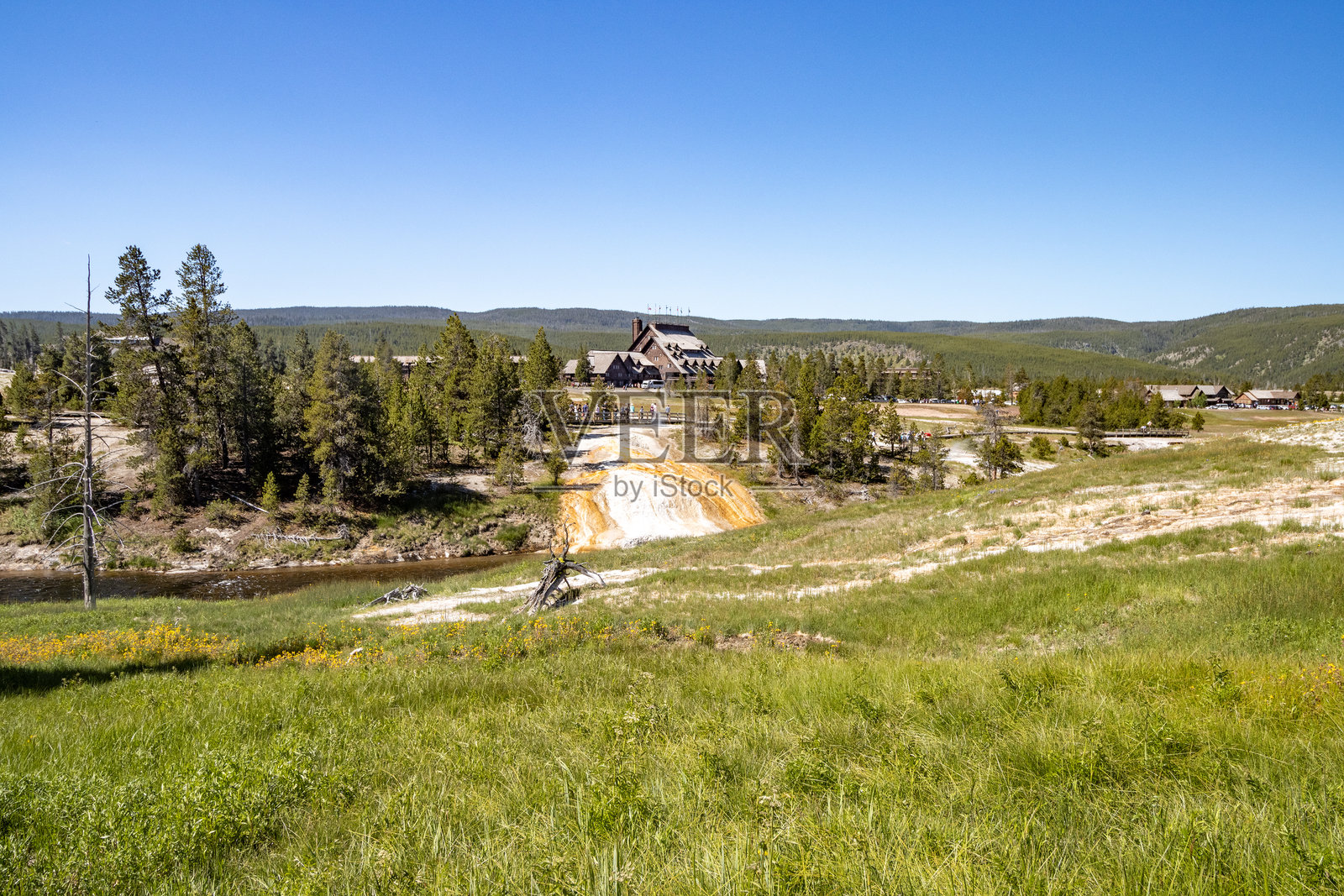 黄石国家公园上间歇泉盆地的老忠实旅馆照片摄影图片