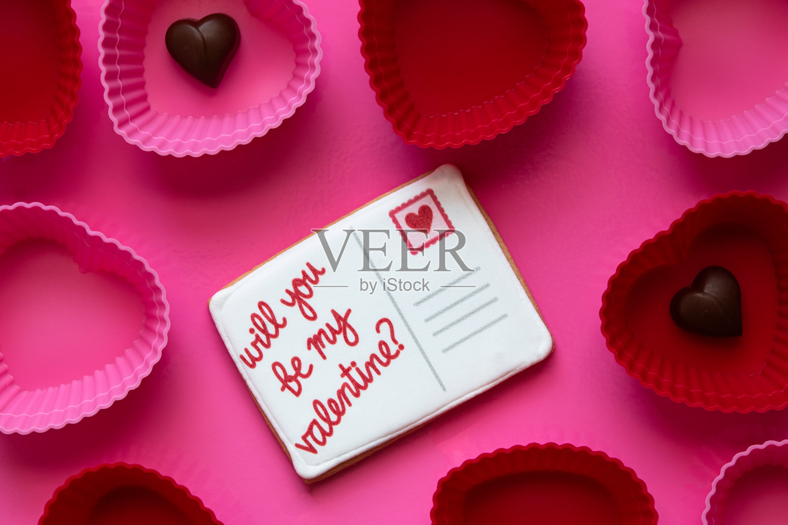 情人节主题背景，配有心形巧克力和爱情寄语。照片摄影图片