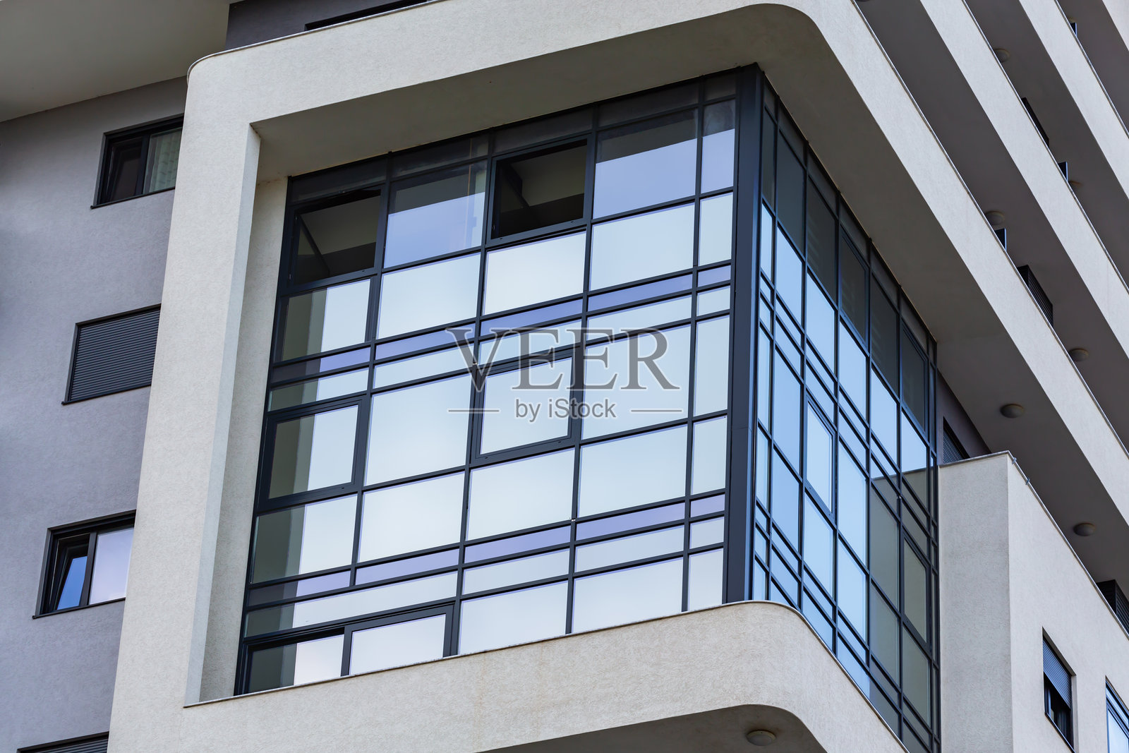 现代建筑外立面的特写，配有大型玻璃窗和流畅的建筑设计，展示了当代城市建设。照片摄影图片