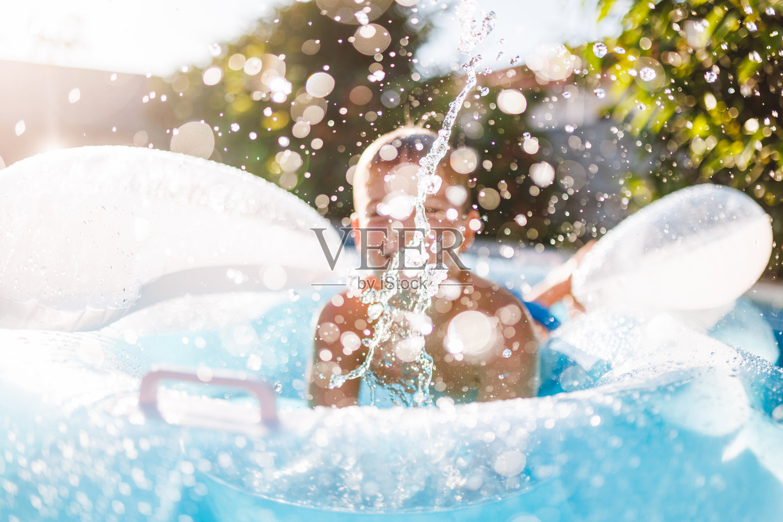 孩子在阳光明媚的夏日里嬉水照片摄影图片