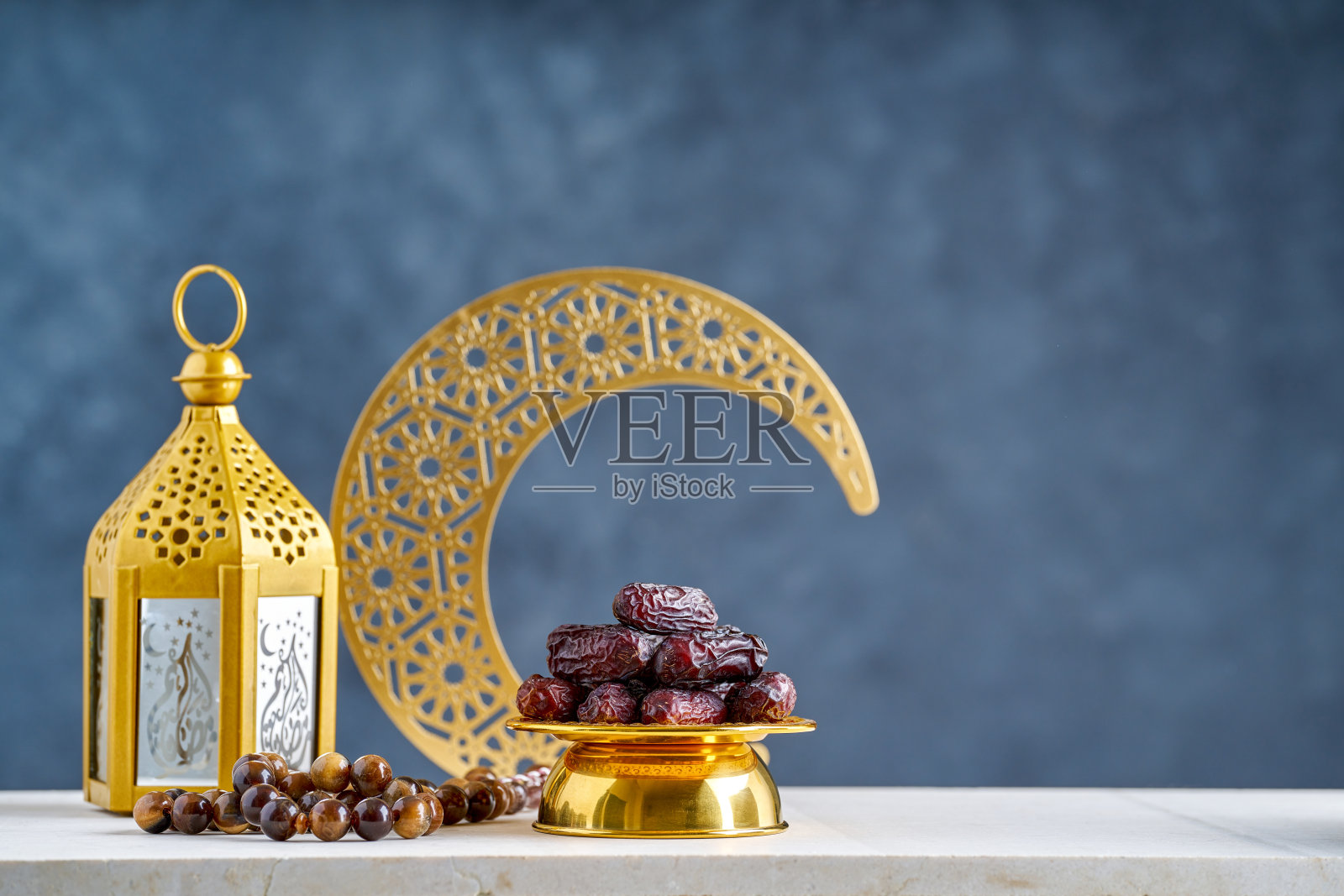 拉马丹快乐背景。金色的拉马丹月亮装饰与枣子。照片摄影图片