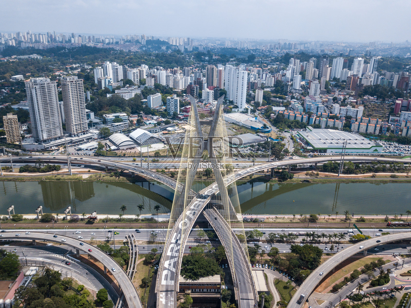 圣保罗（巴西）奥克塔维奥·弗里亚斯·德·奥利维拉大桥（葡萄牙语：Ponnte Estaiada）的航拍照片照片摄影图片