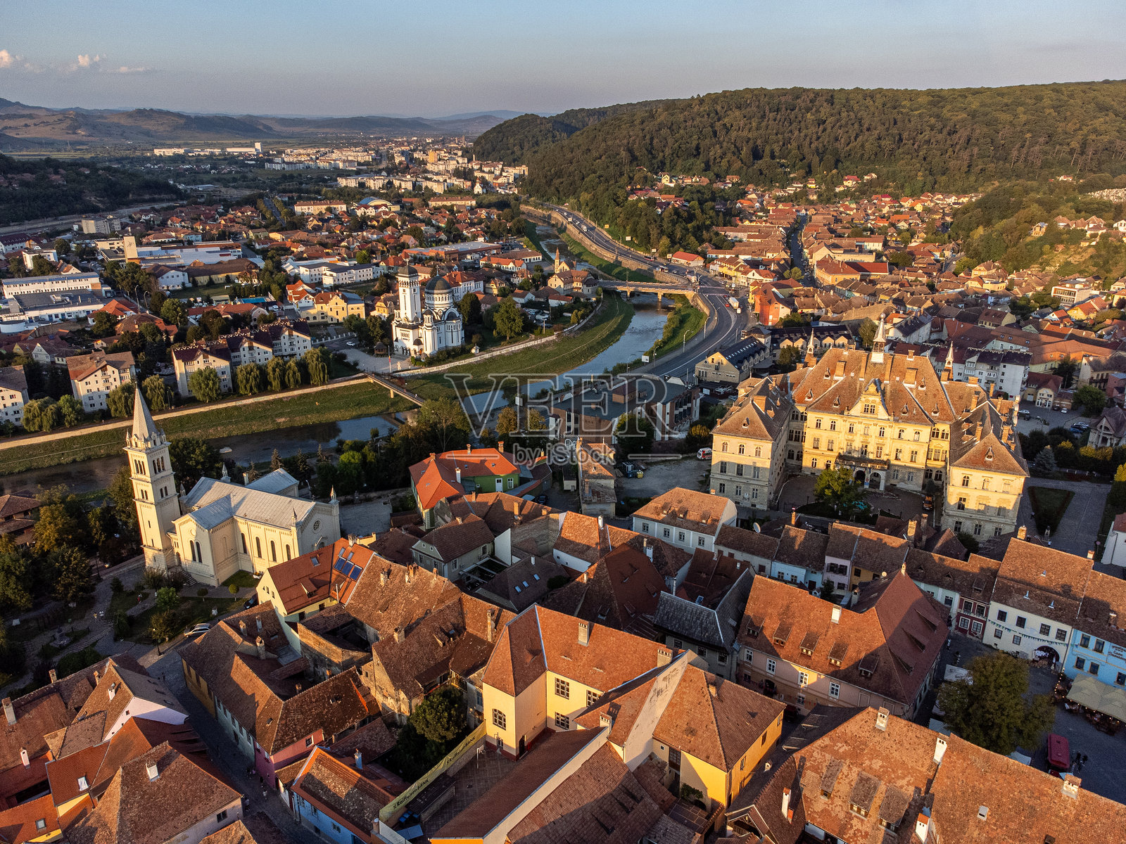 罗马尼亚风景如画的城市锡吉什瓦拉的鸟瞰图照片摄影图片