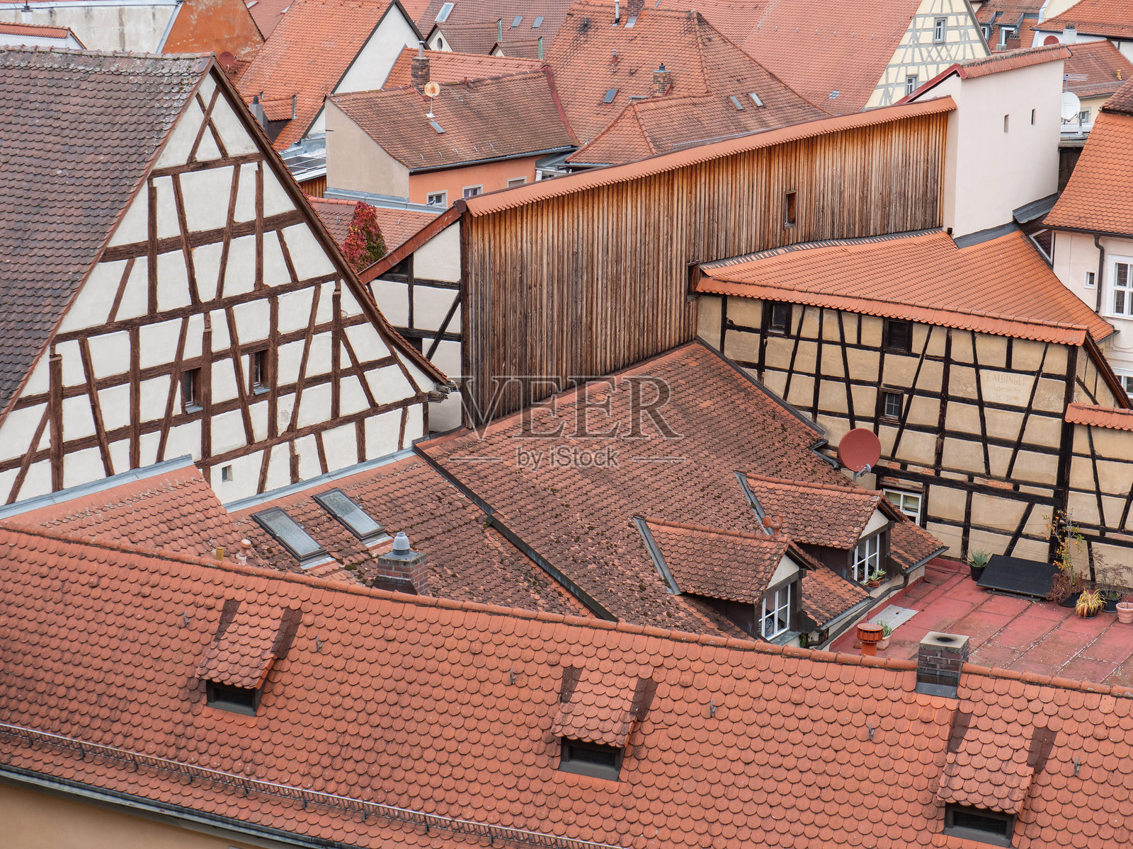 巴姆贝格老城红色屋顶和半木结构房屋的景观照片摄影图片