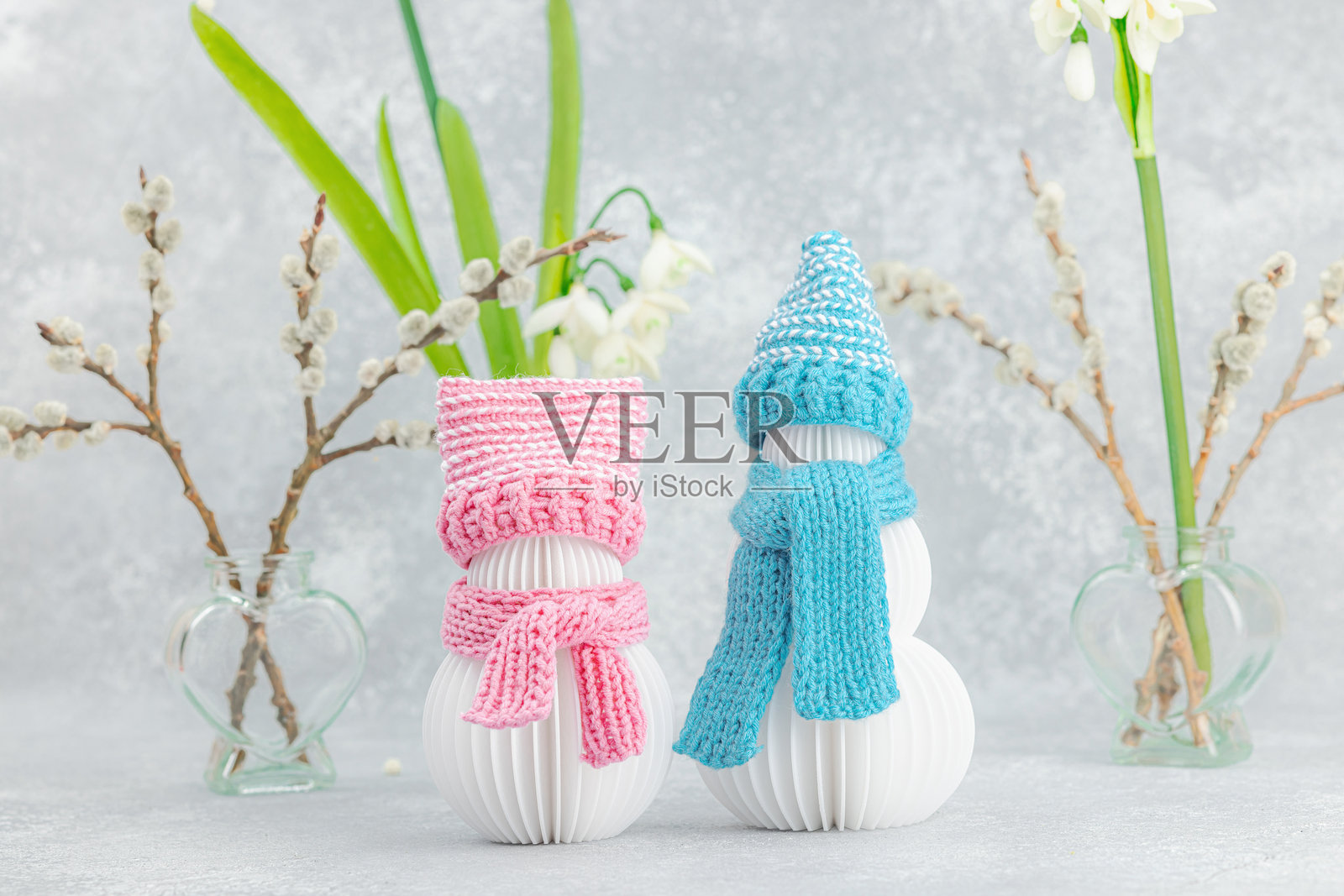 情人节、婚礼、周年纪念的贺卡创意，充满爱的雪人照片摄影图片