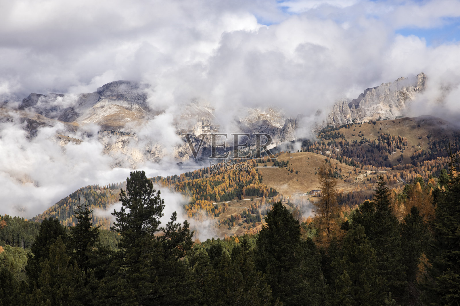 意大利秋季雾霭中的多洛米蒂山脉景观照片摄影图片