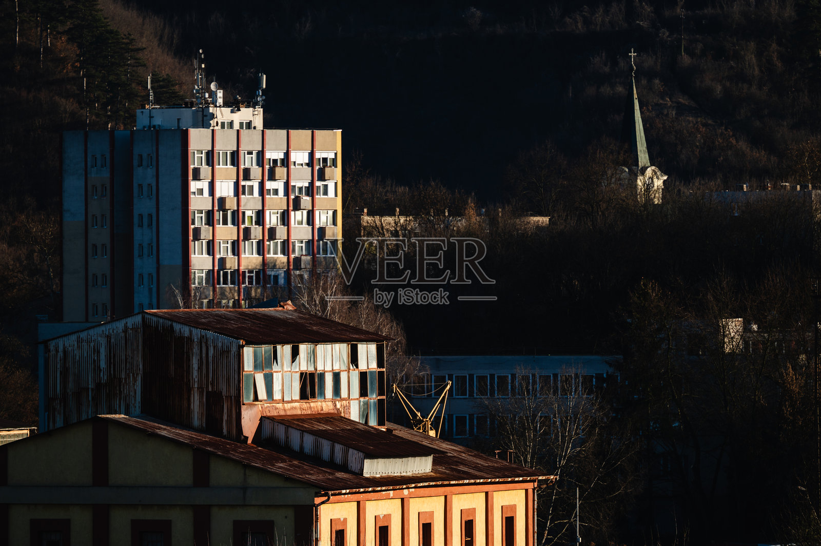 森林山脚下的工业建筑照片摄影图片