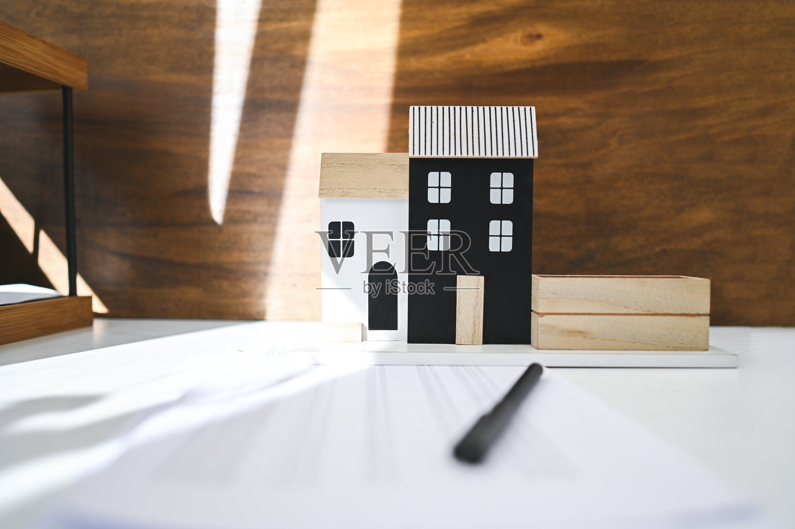 签署抵押贷款申请文件照片摄影图片