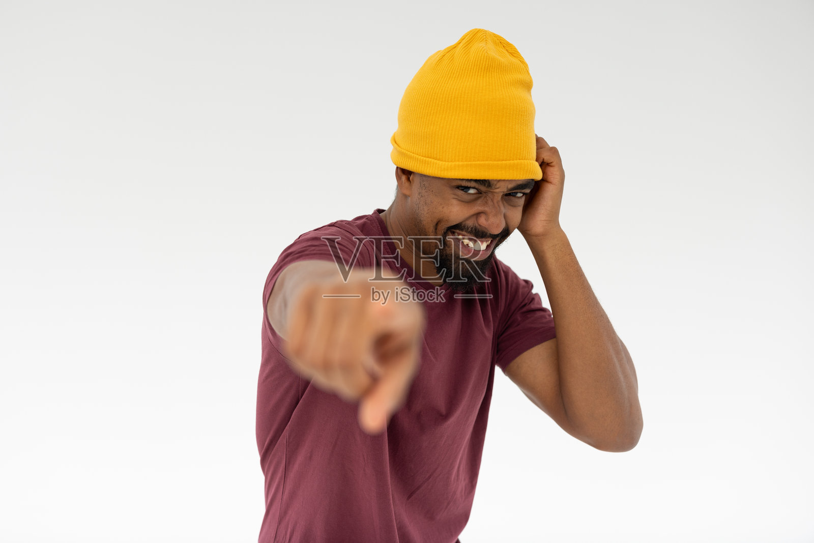 戴着黄色毛线帽的男子兴奋地指着某处照片摄影图片