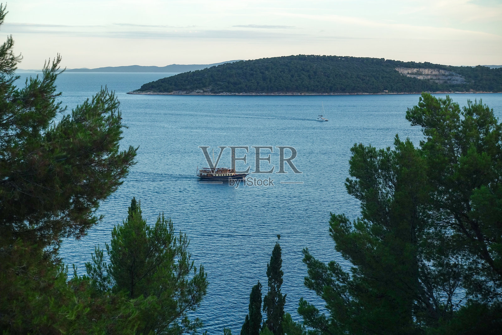 船在亚得里亚海上航行照片摄影图片