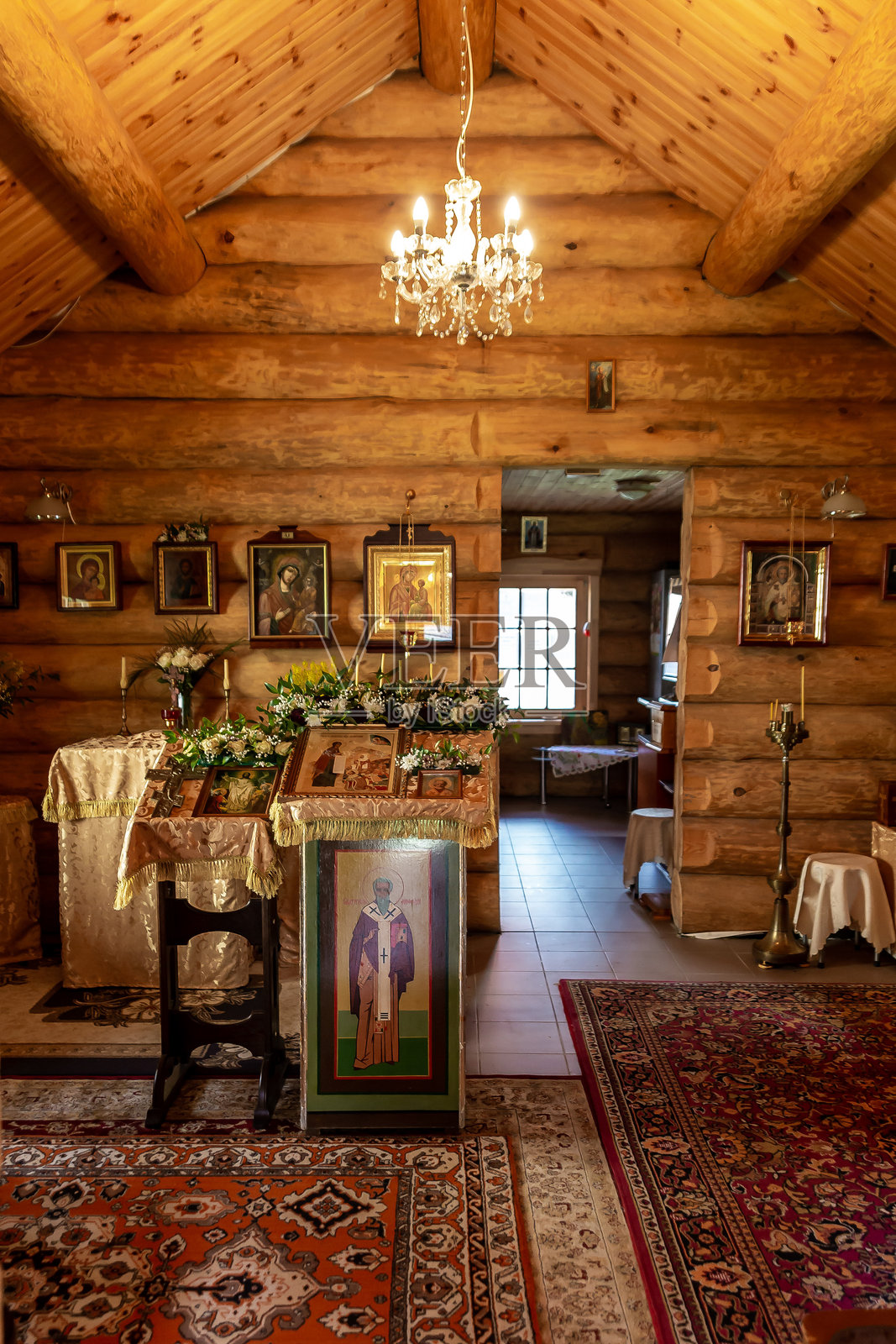 木制小教堂内部，木墙和拱形天花板照片摄影图片