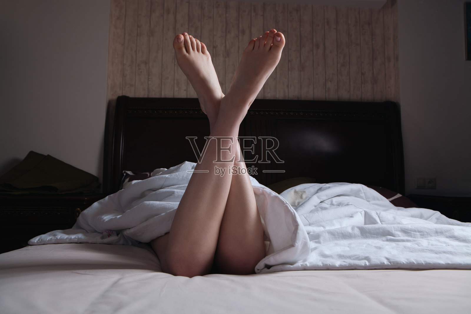 早晨的床上女人照片摄影图片