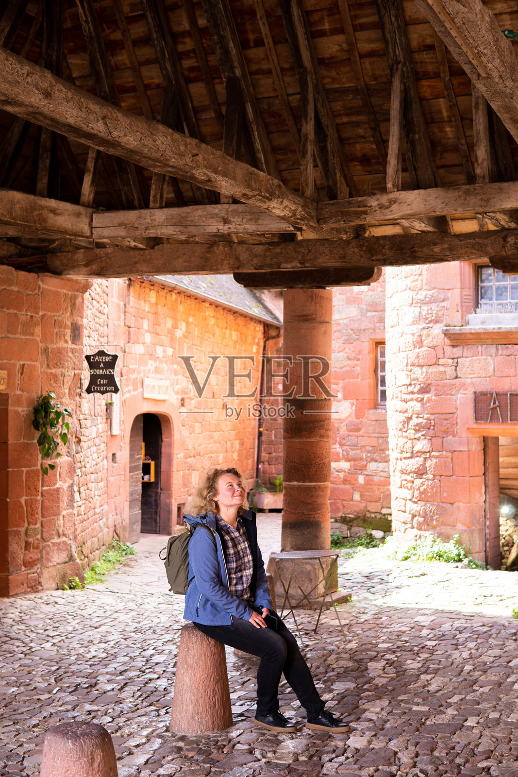 年轻女性在法国古镇科隆日-拉-鲁日欣赏建筑风格照片摄影图片