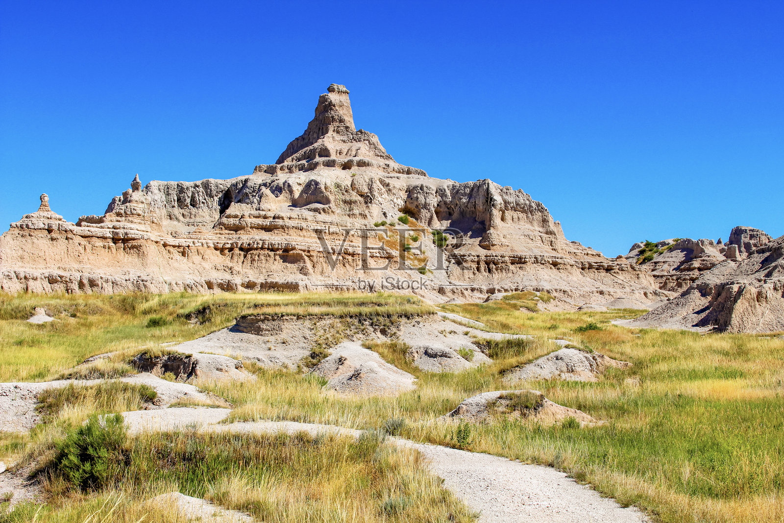 南达科他州坏地国家公园的一条通往孤丘的小径照片摄影图片