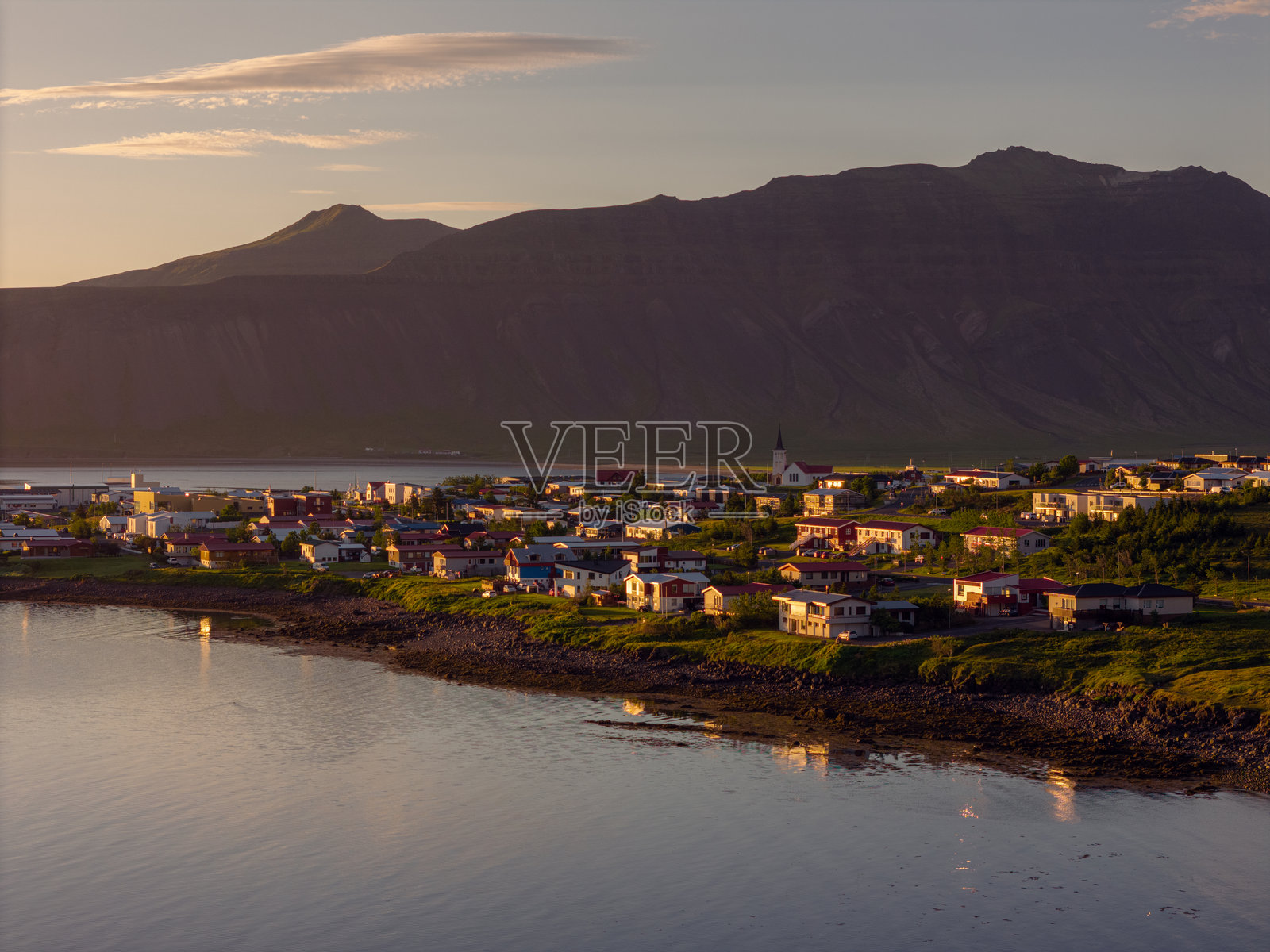 冰岛的格伦达菲厄泽村和湖泊照片摄影图片