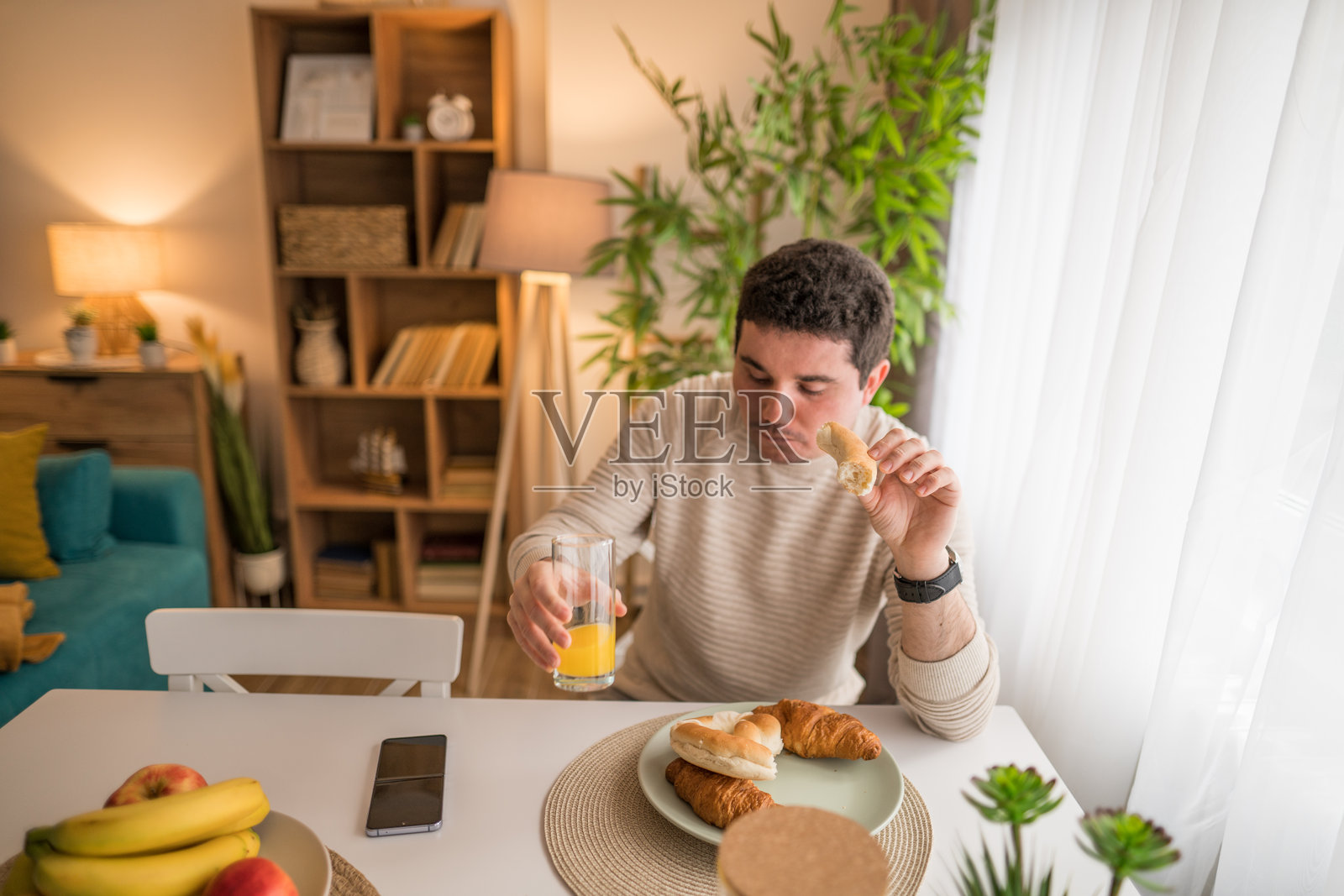 在家享用早餐照片摄影图片