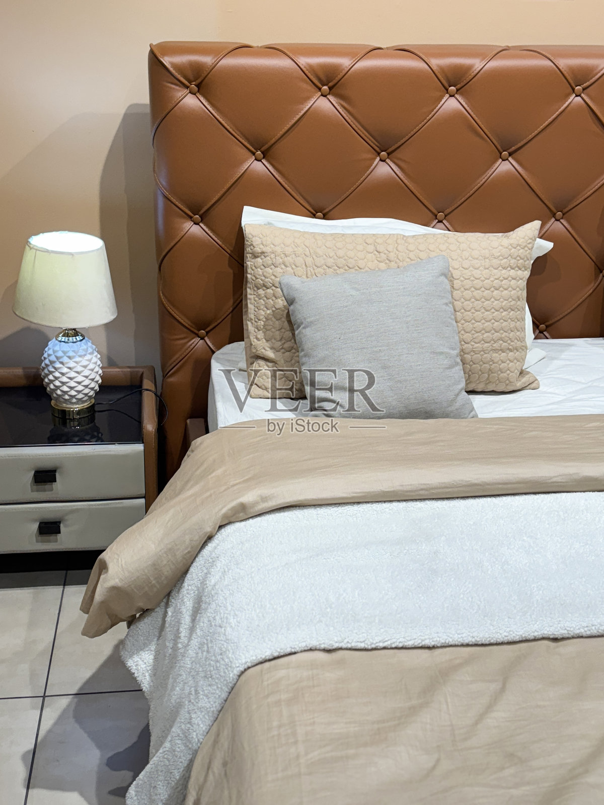 棕金色卧室的优雅，灯罩/颜色协调的被子、枕头、靠垫和软装饰品照片摄影图片