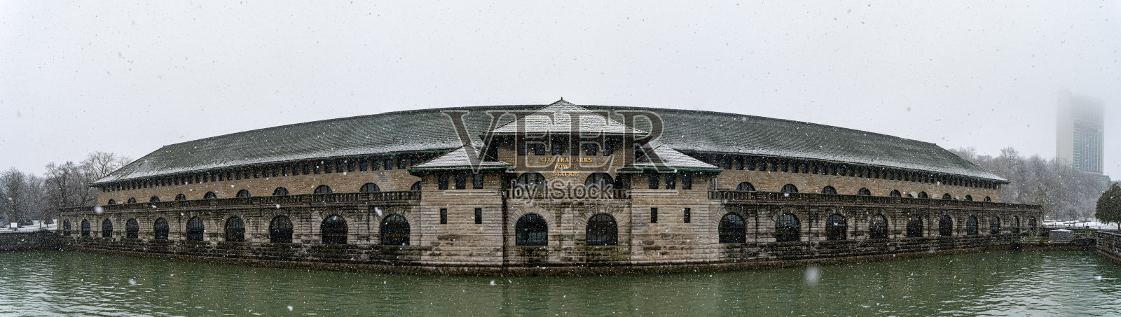尼亚加拉公园发电站在雪天的全景视图。照片摄影图片